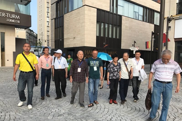 参观德国风情街.jpg