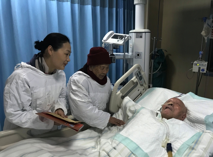 20200120 【走访慰问】市委组织部副部长、老干部局局长杨文惠看望慰问老红军(慰问交流).jpg