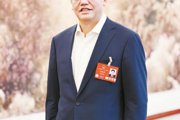 全国两会访谈丨全国人大代表罗毅君：抢占新赛道 端稳“新饭碗”