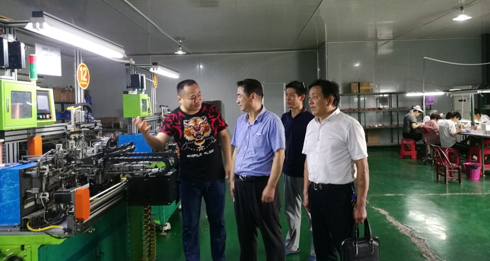 02 老科协银发工作站到生产车间实地了解生产情况