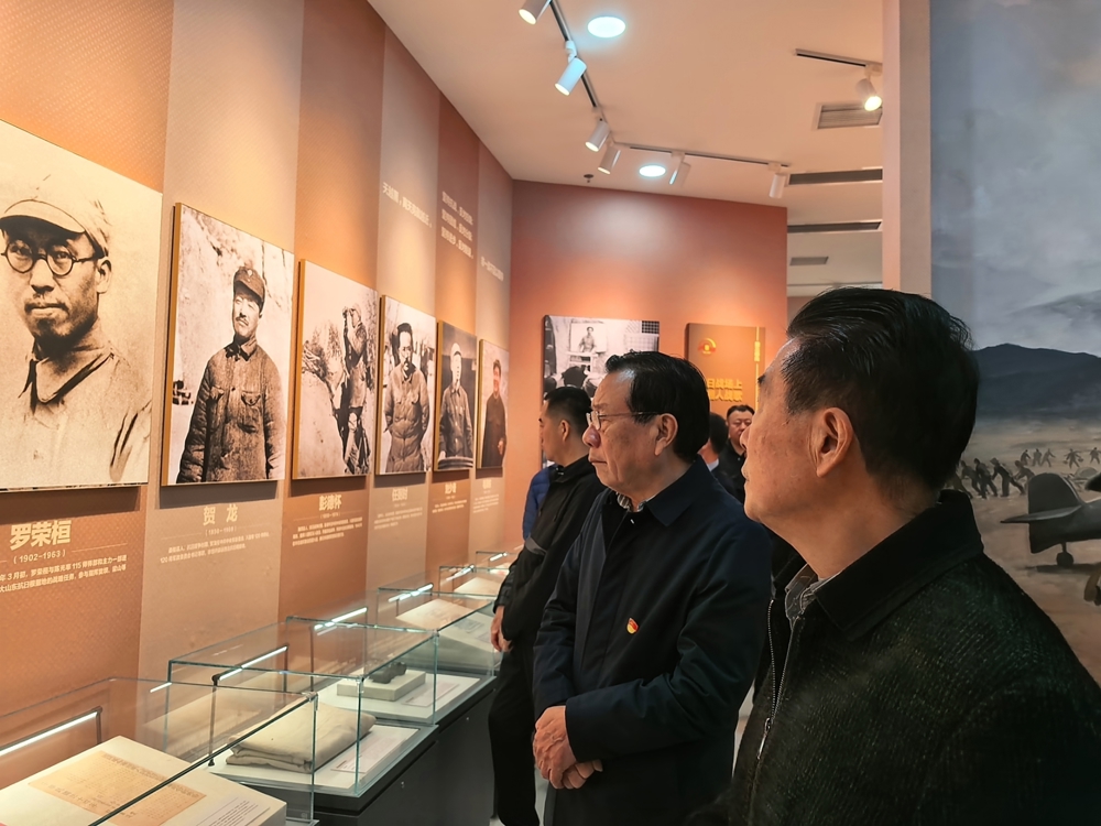 参观抗战展览馆