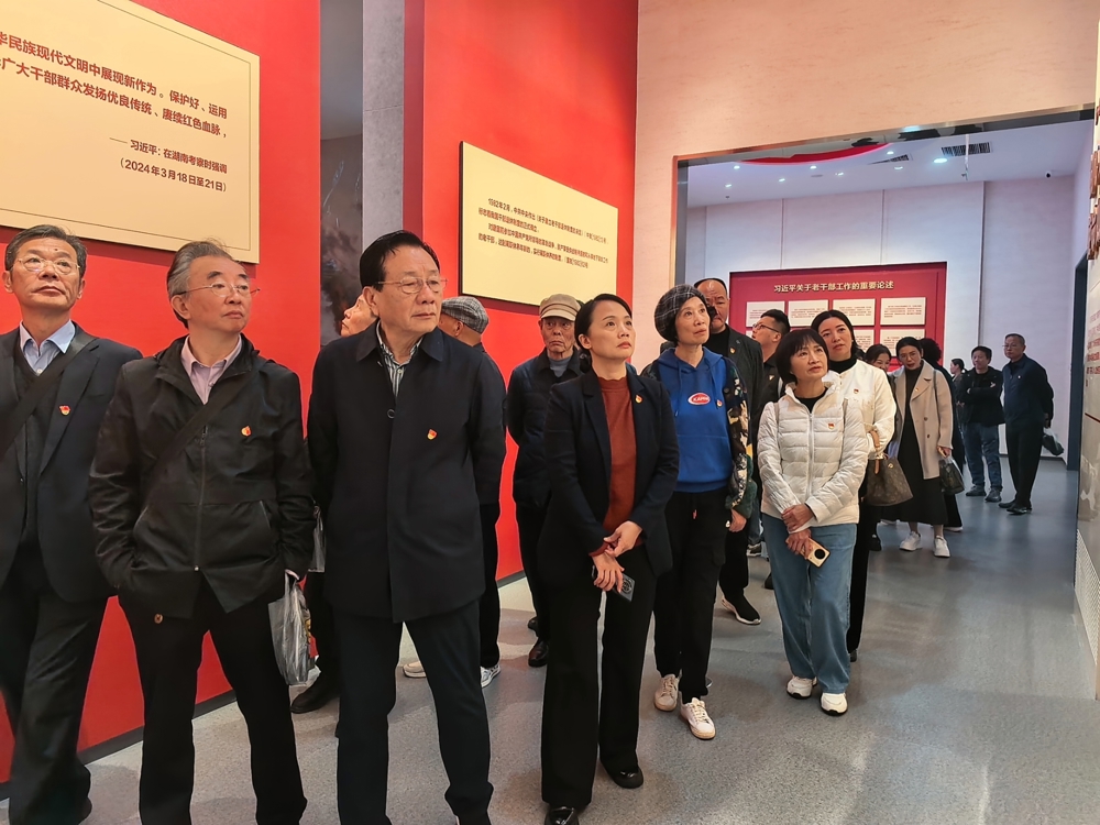 参观湖南省离休干部红色文物展2