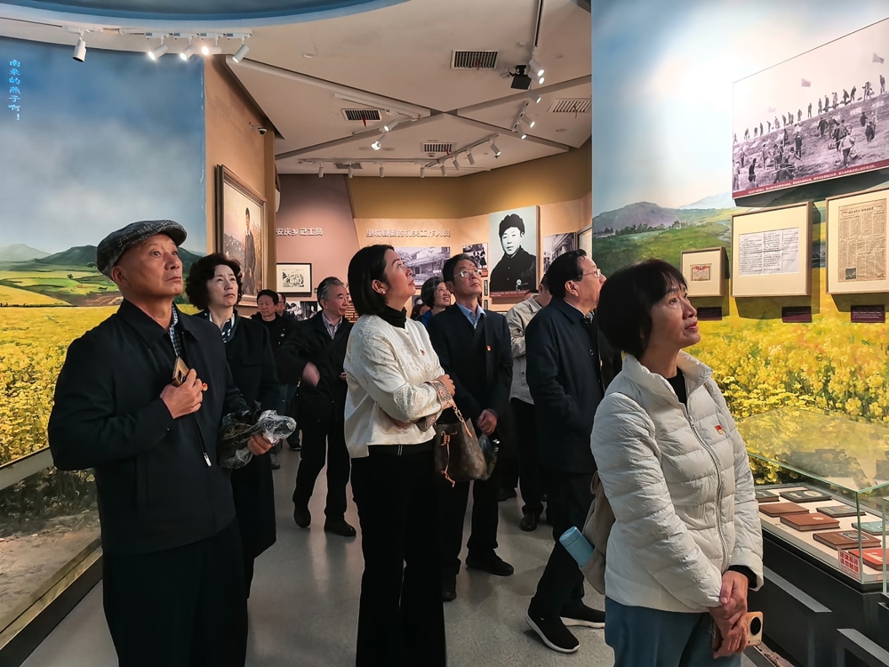 参观雷锋纪念馆