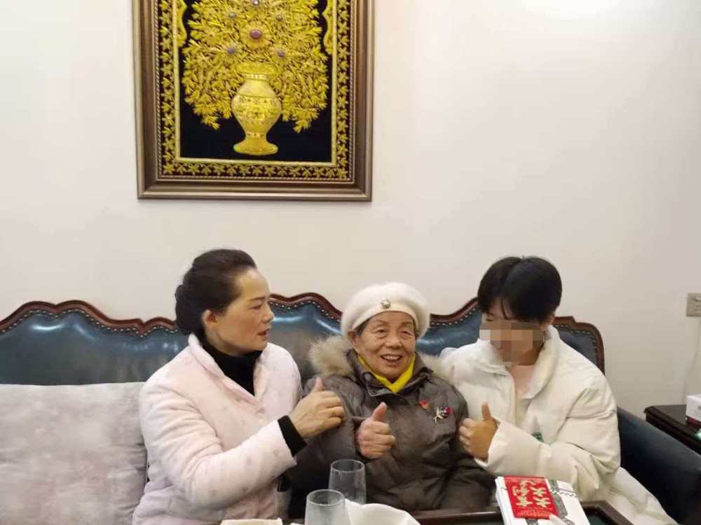 杨丕君上门慰问小馨