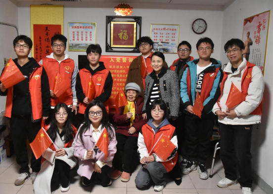 杨丕君为湖南文理学院机械工程学院的学生授课