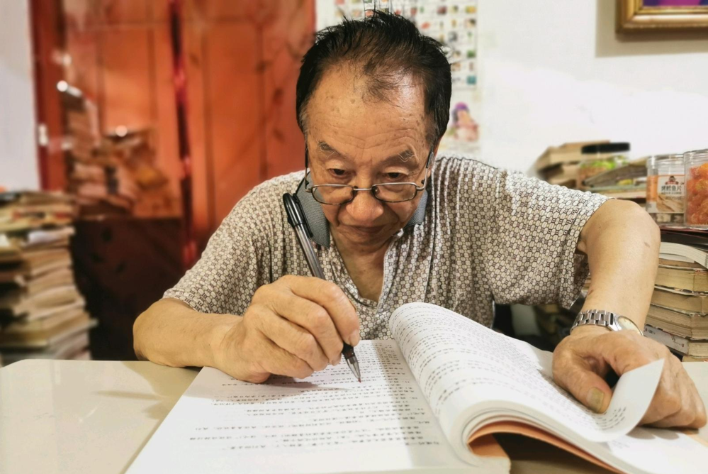 罗月明正在修改剧本