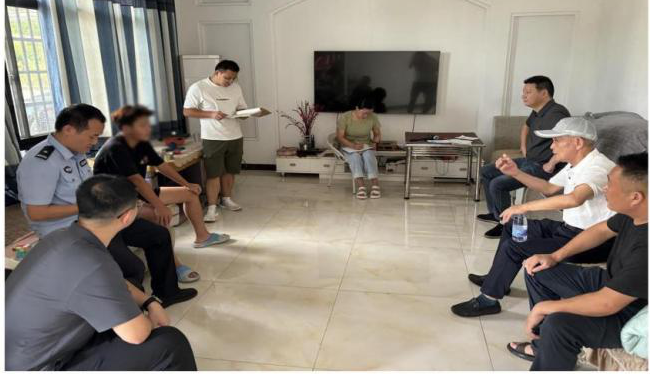 图片5 施大友带领“七帮一”小组人员开展“春风化雨”特别关爱行动入户走访帮教活动2