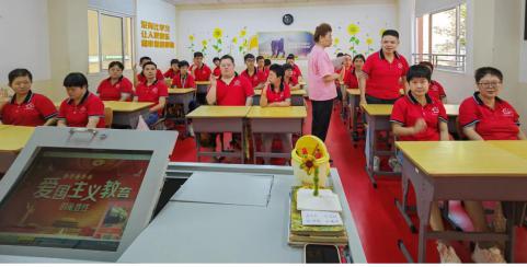 老党员为“阳光家园”学员上课