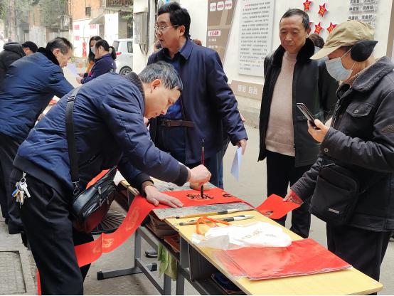 老党员为居民送春联祝福