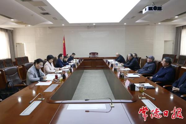 周振宇就《政府工作报告》《“十五五”规划纲要》征求老干部意见