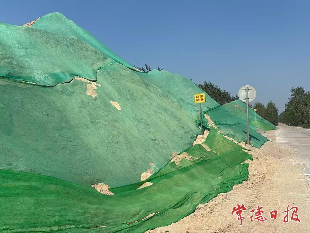 立行立改抓整治 闭环整改护堤防 鼎城十美堂镇清理违规堆砂问题